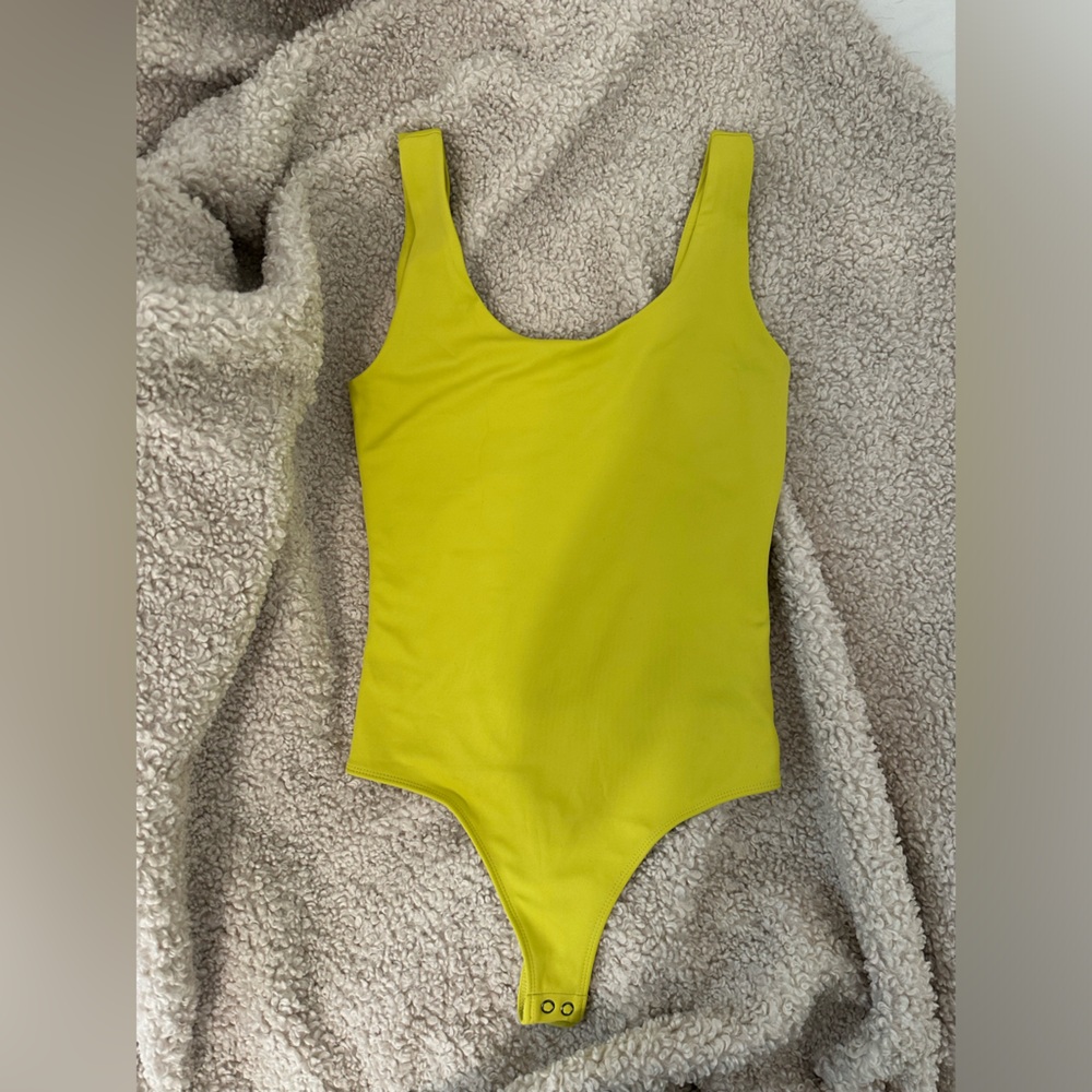 Express XS seamless thong bodysuit in lime color